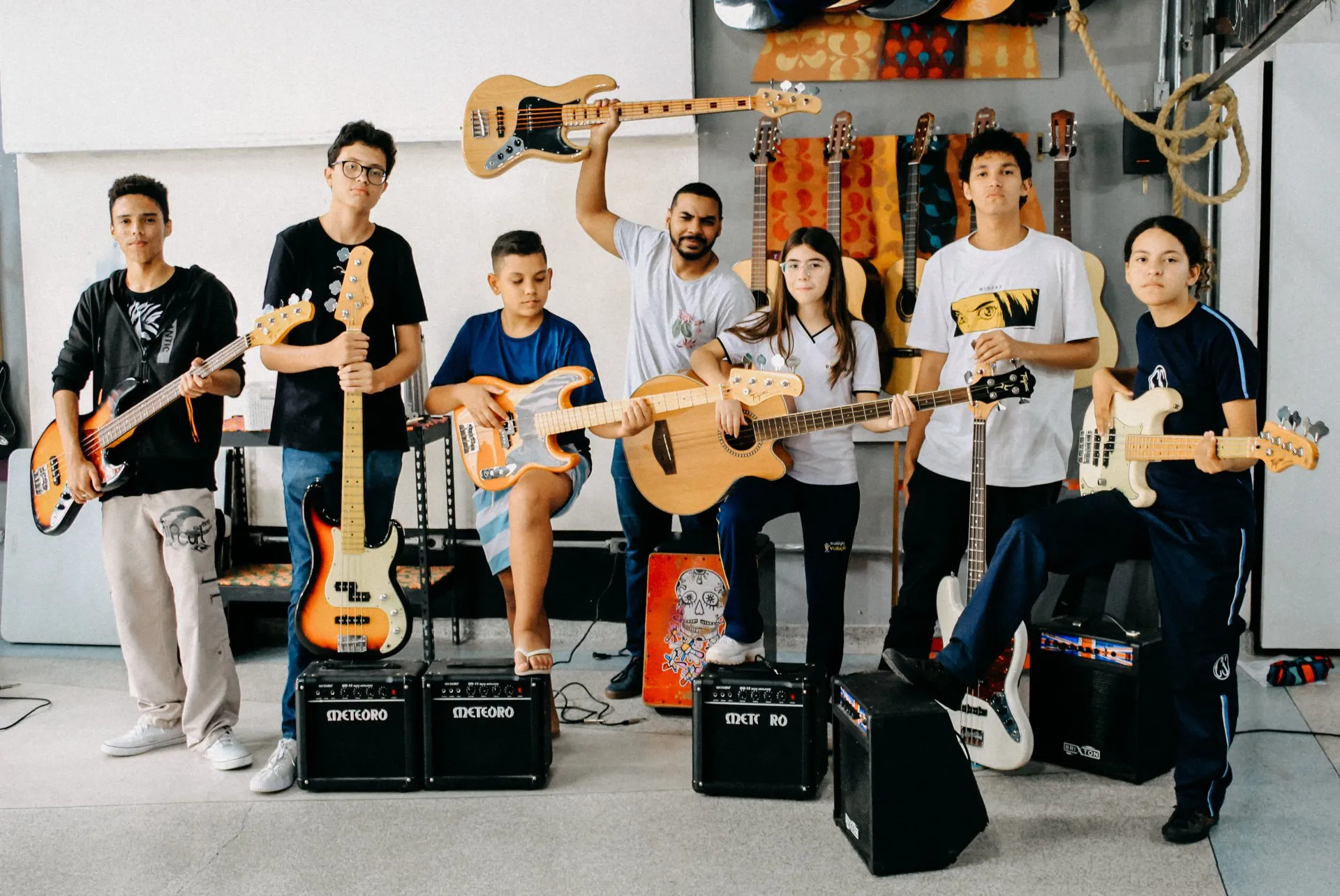 Adolescentes tocando contrabaixo e violão