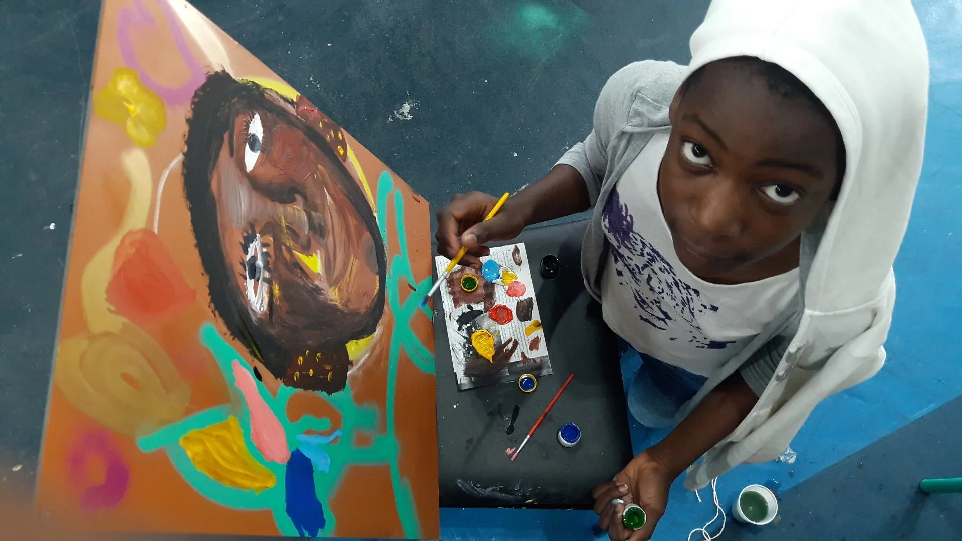 Criança pintando em aula de desenho