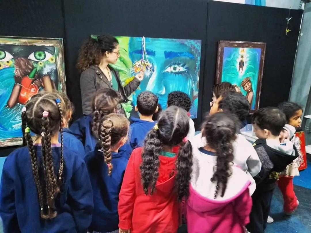Visitantes em exposição no Mirante Cultural