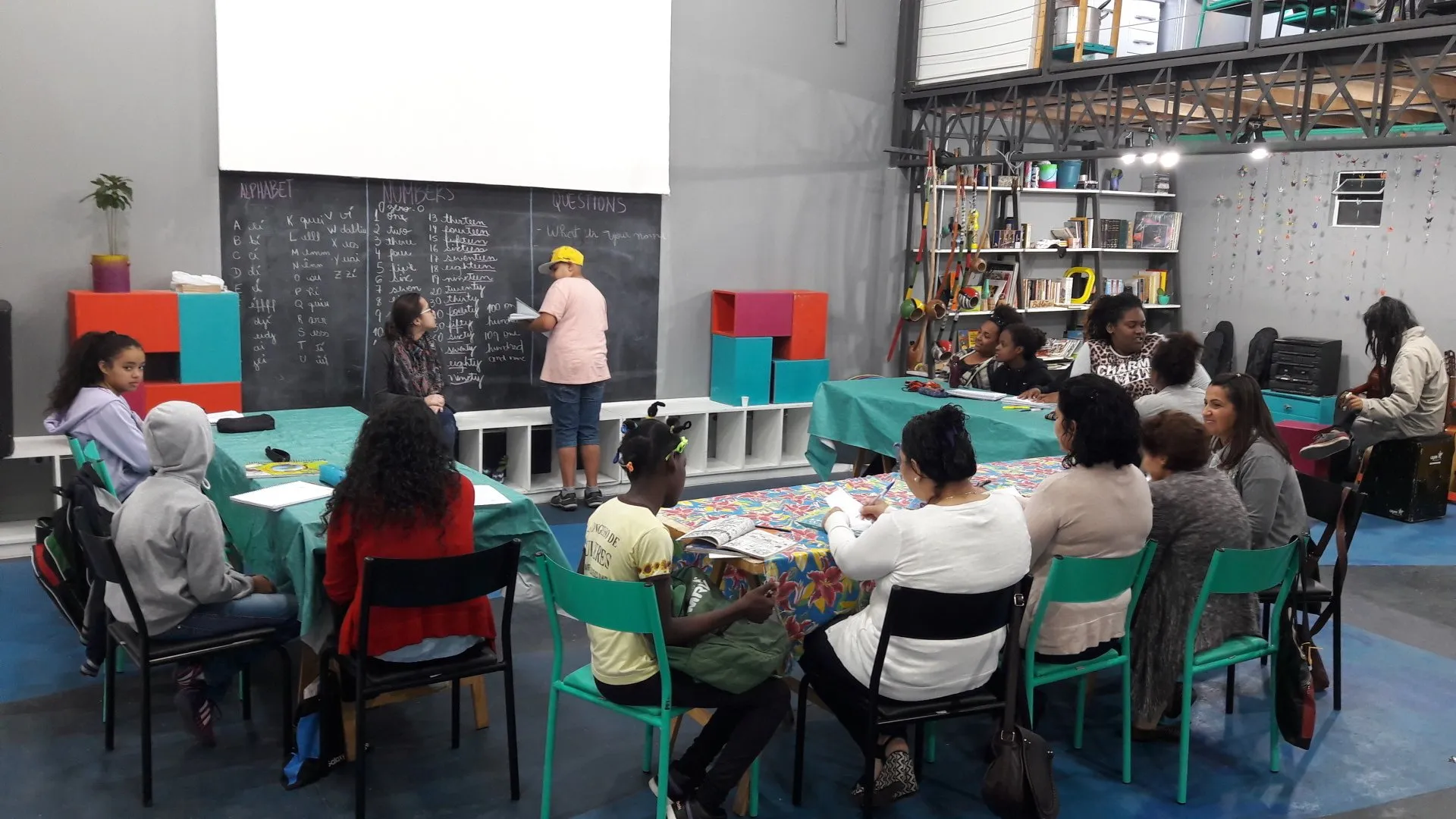 Aula de inglês na biblioteca