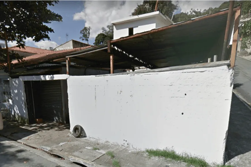 Fachada da antiga serralheria antes da reforma