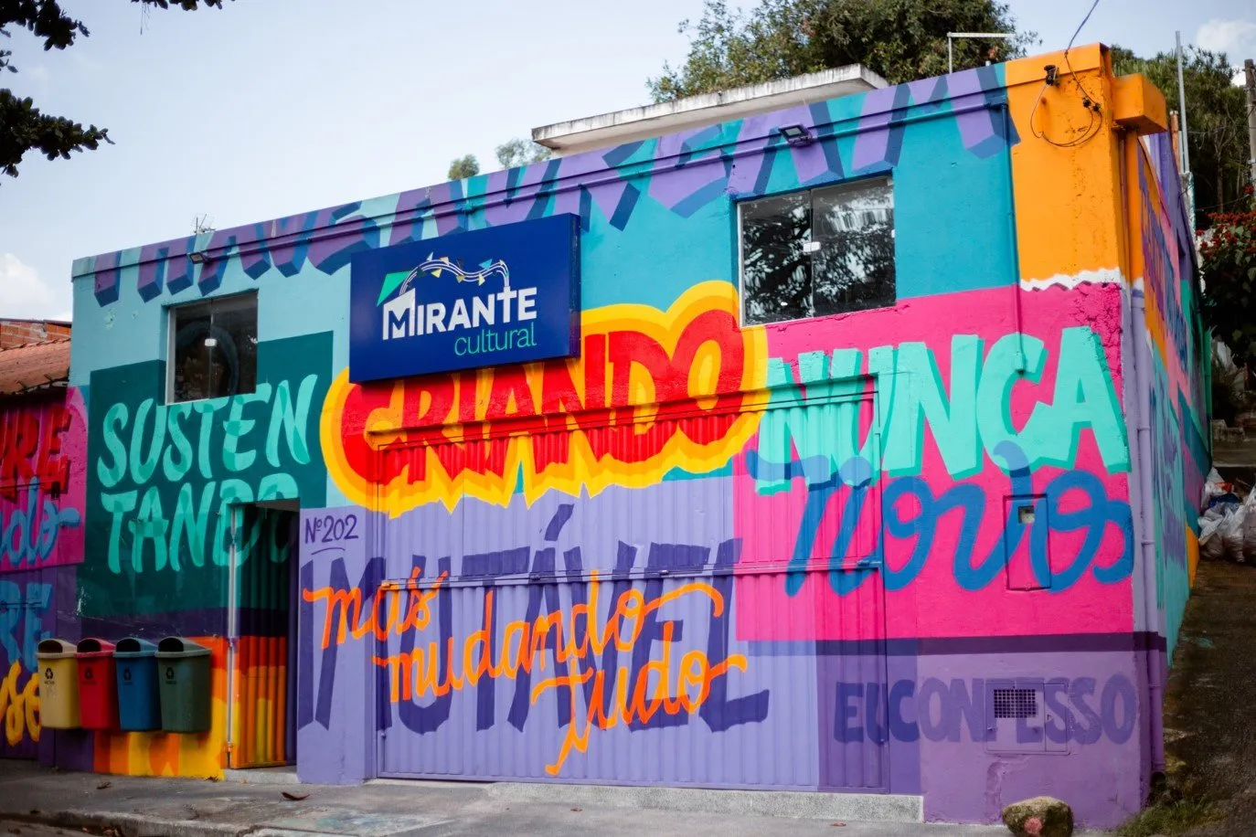 Sede do Mirante Cultural com fachada grafitada depois da reforma