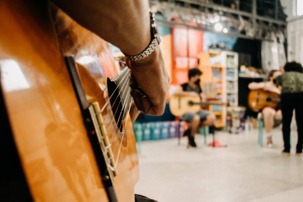 mãos tocando violão